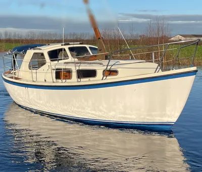 kleine kajuitzeilboot op rustig water