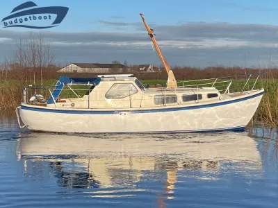 witte motorboot op rustig water