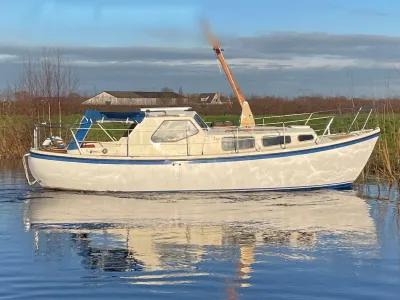 wit motorjacht op rustig water