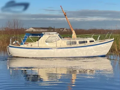 witte motorboot op kalm water