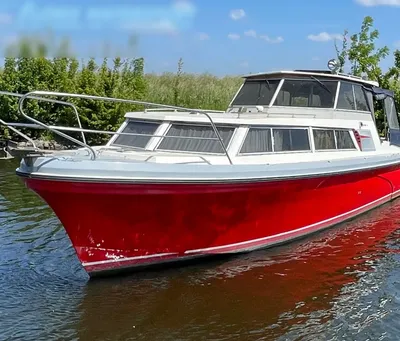 rood-witte motorboot in het water
