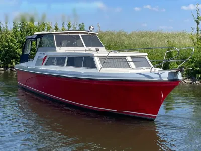 rood-witte motorboot op stil water