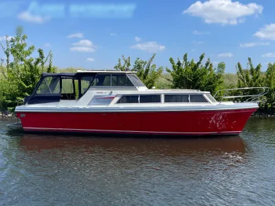 rood motorjacht liggend op rustig water