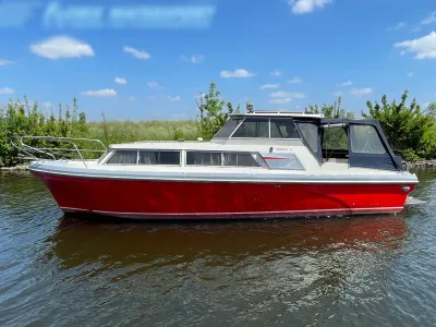 Rood-witte motorboot aan het water