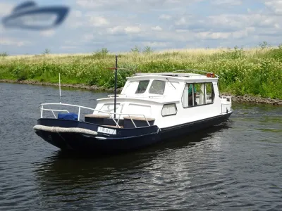 kleine kajuitboot op kanaal