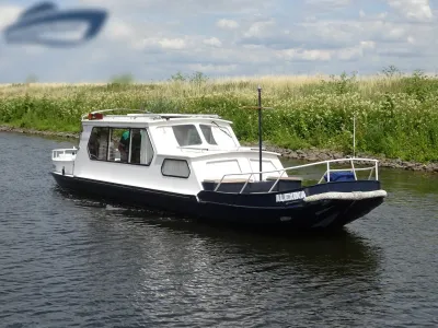 motorboot op kanaal met grasoevers