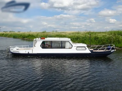 wit motorjacht op kanaal