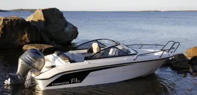 boot in water bij rotsen