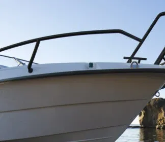 voorkant van een boot bij rotsen