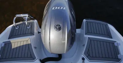 Achterkant van boot met buitenboordmotor