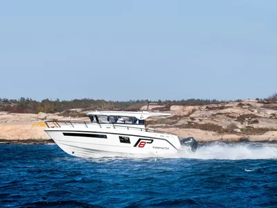 motorboot op zee bij rotsachtige kust