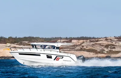 motorboot vaart langs rotsachtige kust