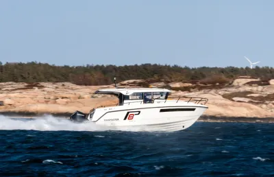 motorboot vaart langs rotsachtige kust