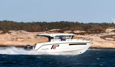 motorboot op zee bij rotsachtige kust