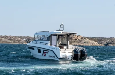 motorboot op open water bij rotsachtige kust
