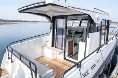 buitendek en kajuit van een motorboot aan de steiger