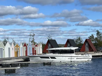 motorboot afgemeerd bij kleurrijke aanlegsteiger