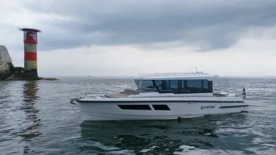 motorboot op rustig water bij vuurtoren