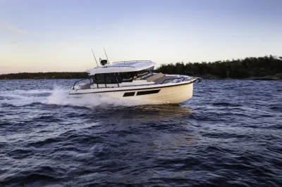 motorjacht op open water bij kustlijn