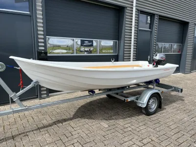 witte kleine boot op trailer voor bedrijfsdeuren