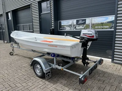 kleine polyester boot op trailer bij bedrijfspand