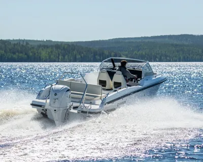 motorboot op open water met opspattend water