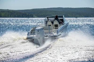 motorboot vaart over water, achteraanzicht