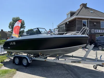 motorboot op trailer bij gebouw