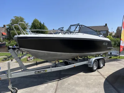 snelboot op trailer langs kanaal