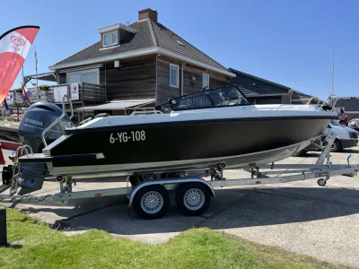 boot op trailer bij jachthaven en gebouw