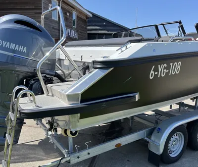 boot op trailer bij gebouw