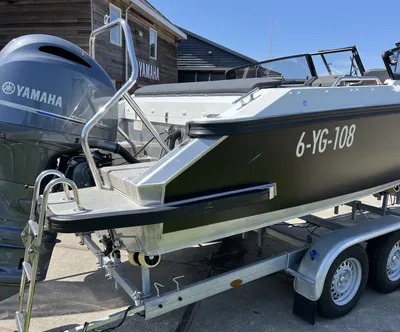 consoleboot op trailer bij gebouw