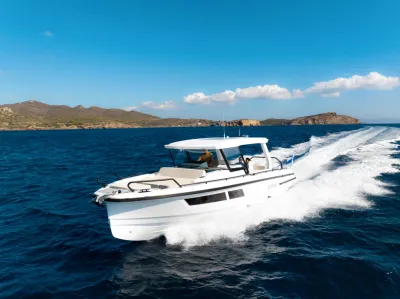 motorboot vaart op zee met kust en eiland