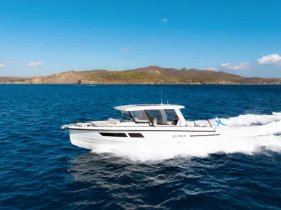 motorboot op open zee met kust op achtergrond