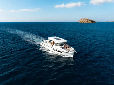 motorjacht op open zee met eiland op achtergrond