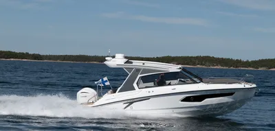 Witte daycruiser op open zee