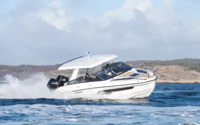 motorboot op zee bij rotsachtige kust