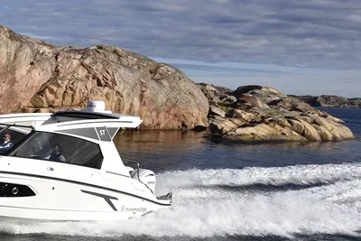 motorboot varend langs rotsachtige kust