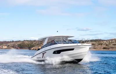 motorboot vaart langs rotsachtige kust