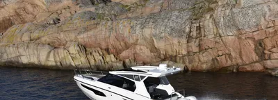 motorboot voor rotsachtige kust