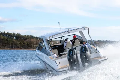 motorboot met passagiers op open water