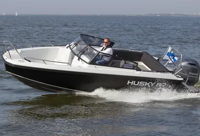 motorboot met bestuurder op open water