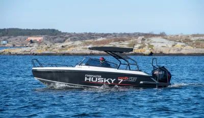 motorboot op zee bij rotsachtige kust
