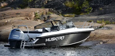 boot bij rotsachtige kustlijn