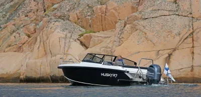 Motorboot bij rotsachtige kust