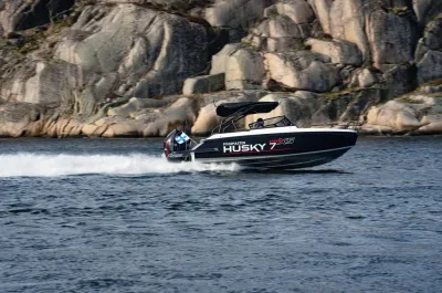 snelvarende open boot bij rotskust