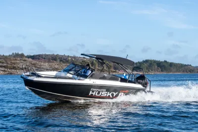 aluminium motorboot op zee