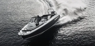 aluminium boot varend op open water