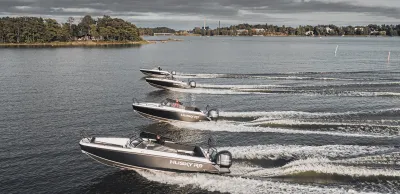 vier boten op open water