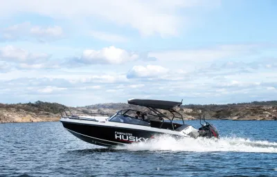 motorboot vaart bij rotsachtige kust